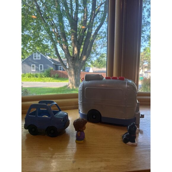 Fisher-Price Little People Light Up Learning Camper Playset With Figures - Picture 8 of 9